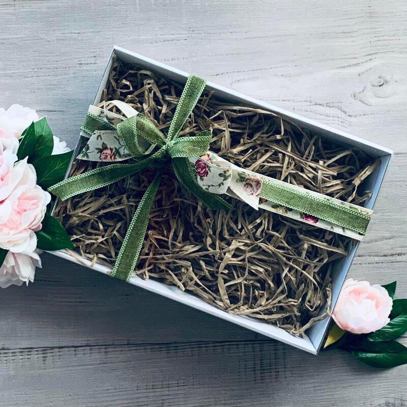 Hamper Gift Box Medium White With Clear Lid - centaur packaging