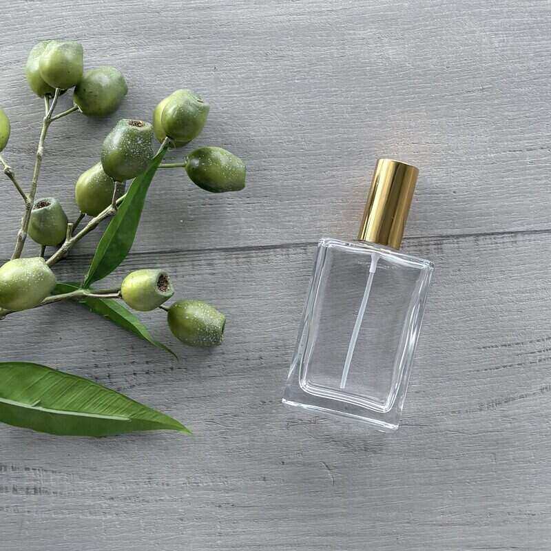 100ml Square Glass Bottle with Gold Perfume Mister lid on