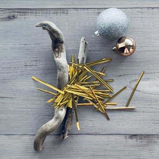 Pack of 800 gold metallic twist ties with flexible wire inners for securing cellophane and thin paper bags.