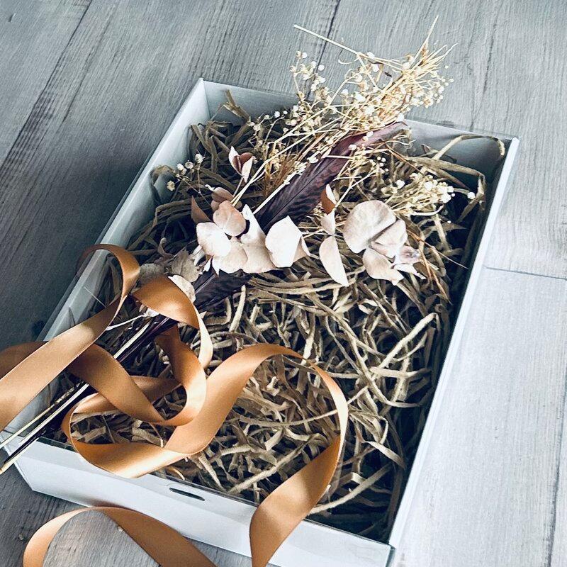 Hamper Gift Box Medium White With Clear Lid - centaur packaging