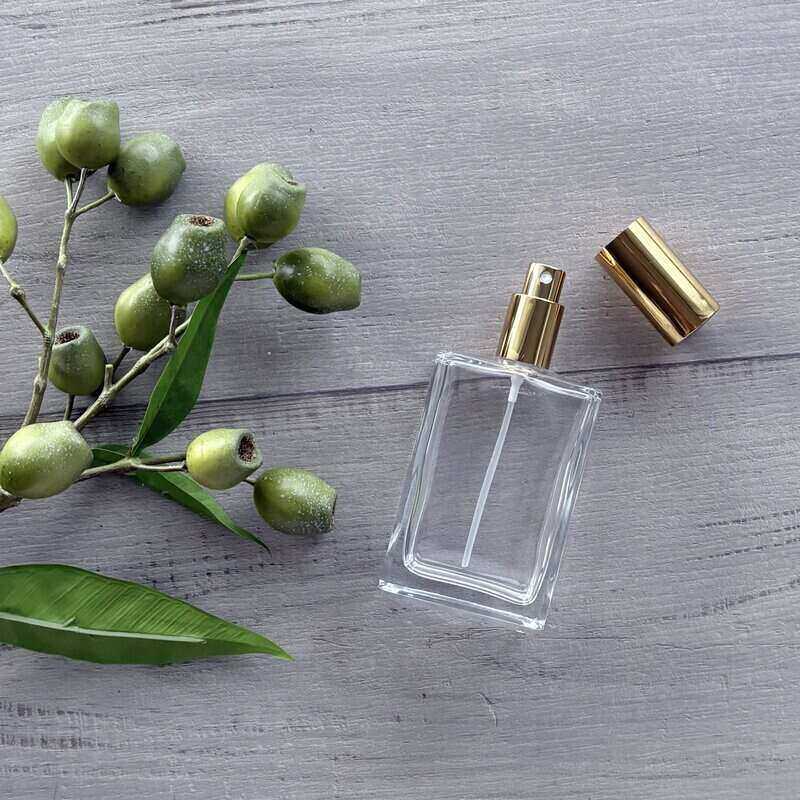100ml Square Glass Bottle with Gold Perfume Mister lid off